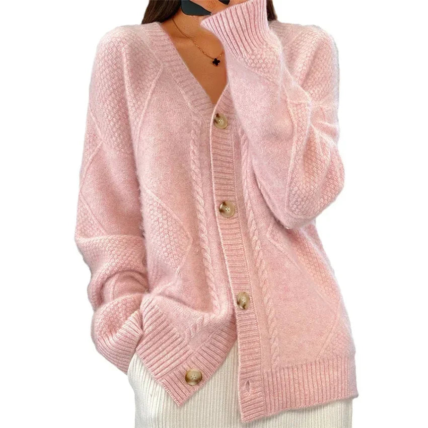 Texture du tissu du cardigan Lena femme. Gilet doux et confortable à manches longues, essentiel pour l'hiver élégant.