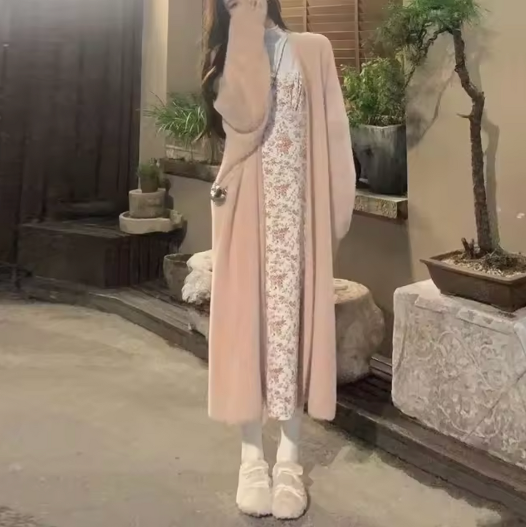"Cardigan long blanc en cachemire ample et doux, manches longues pour un hiver élégant et confortable."