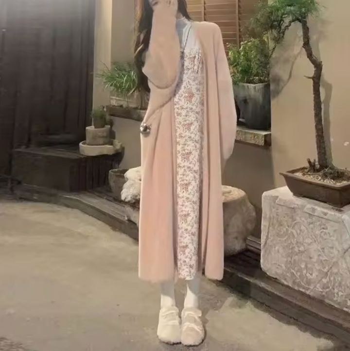 "Cardigan long blanc en cachemire ample et doux, manches longues pour un hiver élégant et confortable."