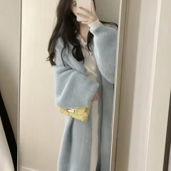 "Cardigan long blanc en cachemire ample et doux, manches longues pour un hiver élégant et confortable."