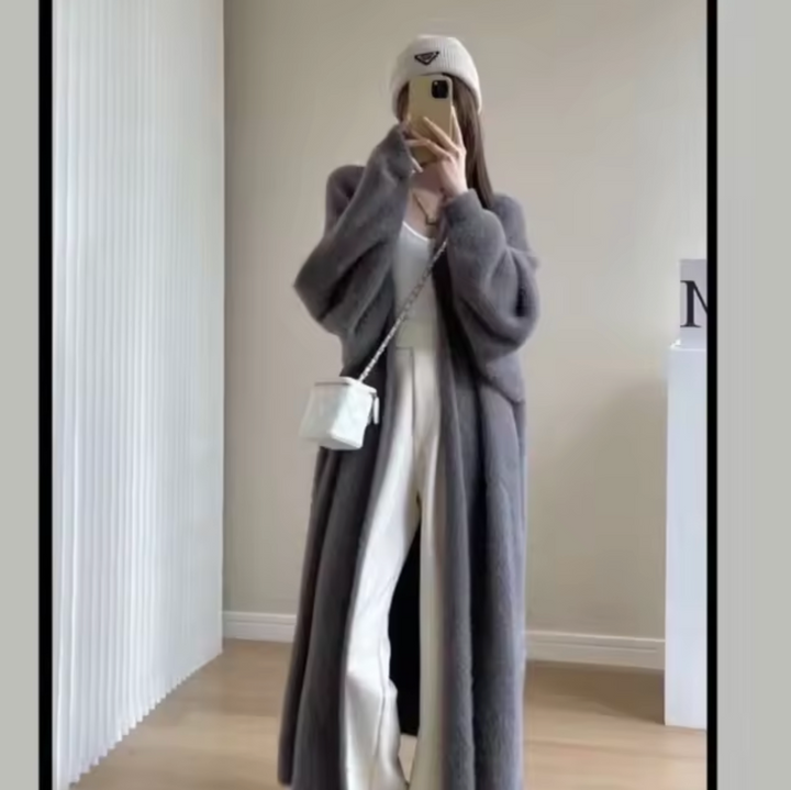 "Cardigan long blanc en cachemire ample et doux, manches longues pour un hiver élégant et confortable."