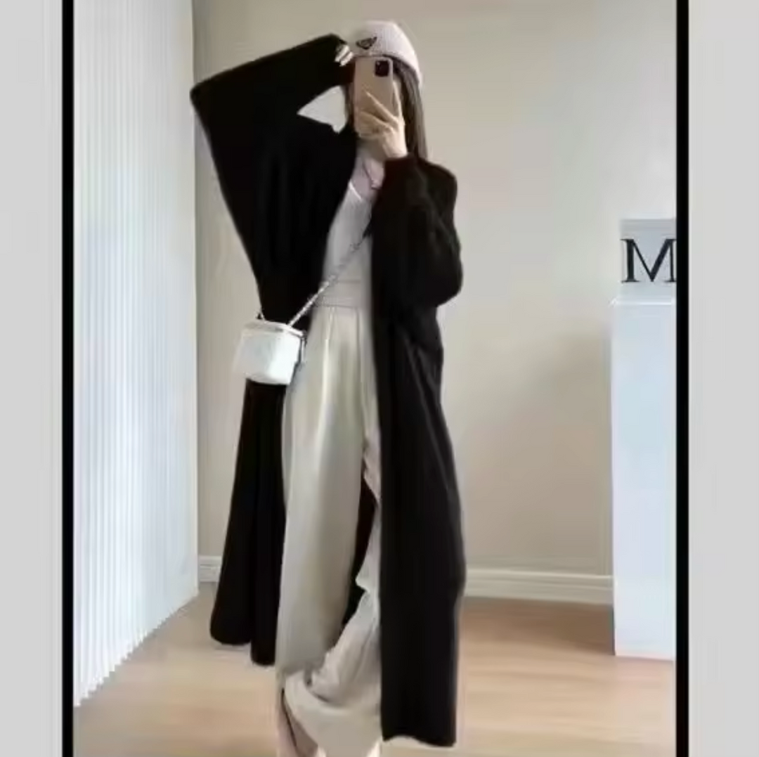 "Cardigan long blanc en cachemire ample et doux, manches longues pour un hiver élégant et confortable."