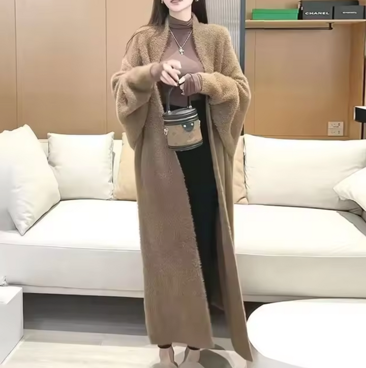 "Cardigan long blanc en cachemire ample et doux, manches longues pour un hiver élégant et confortable."