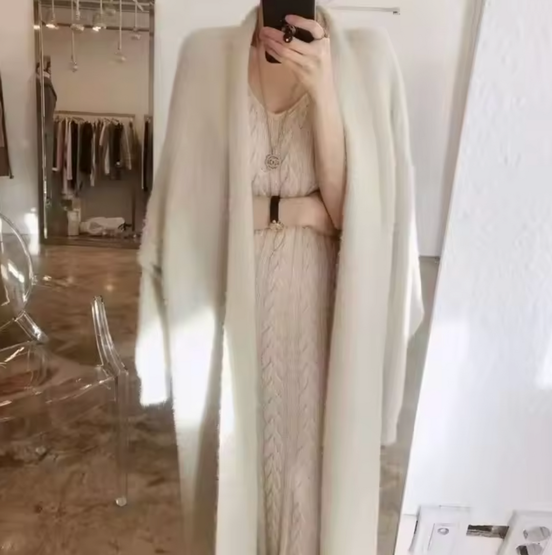 "Cardigan long blanc en cachemire ample et doux, manches longues pour un hiver élégant et confortable."