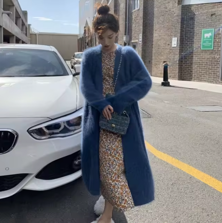 "Cardigan long blanc en cachemire ample et doux, manches longues pour un hiver élégant et confortable."