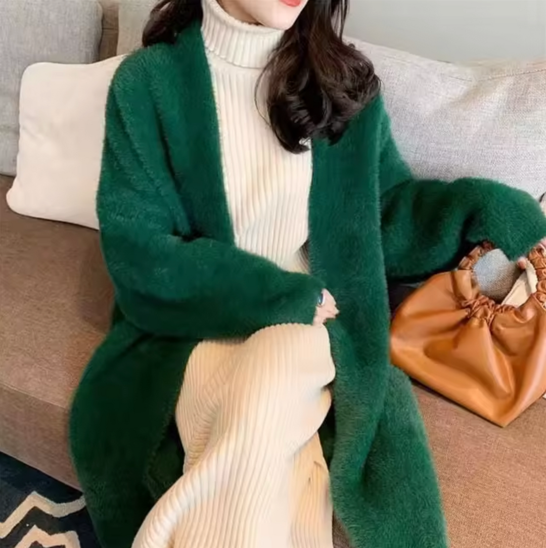 "Cardigan long blanc en cachemire ample et doux, manches longues pour un hiver élégant et confortable."