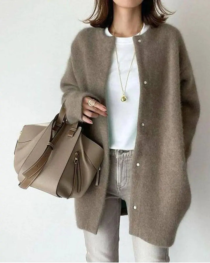 Pull cardigan d'hiver femme en maille chaude et élégante, vêtement confortable et tendance.