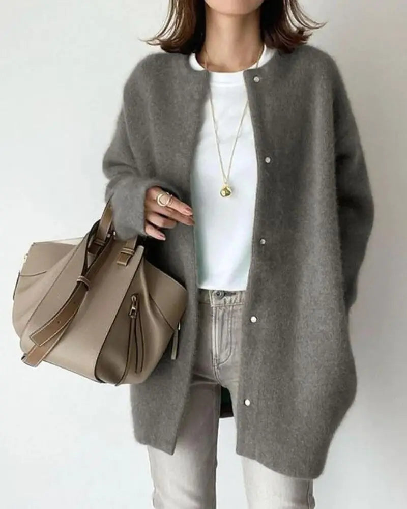 Cardigan chic femme, vêtement décontracté polyvalent pour un style moderne et confortable au quotidien.