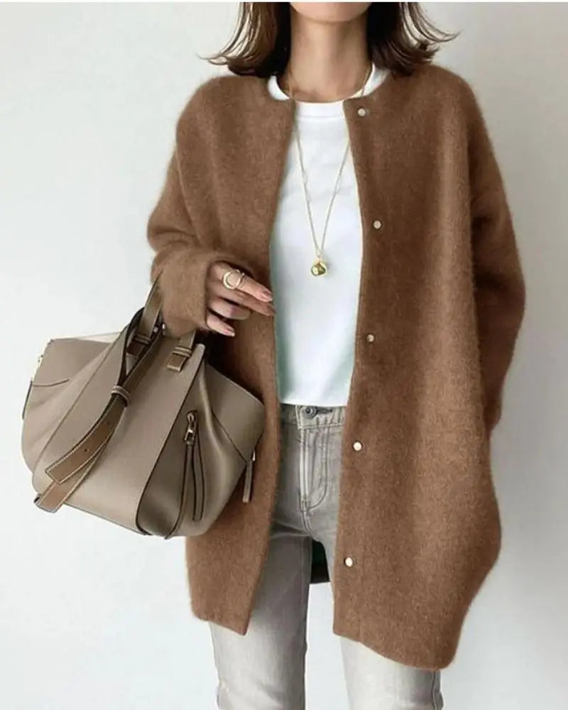 Cardigan long femme, maille fine et élégante, idéal pour superposer et rester au chaud en automne.