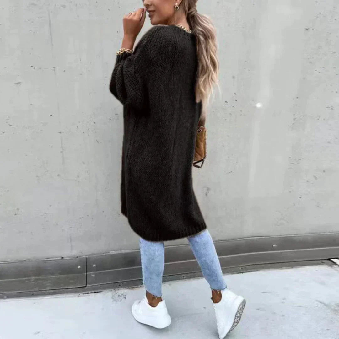 Cardigan oversize noir pour femme, style moderne et chaleur, idéal pour l'hiver.