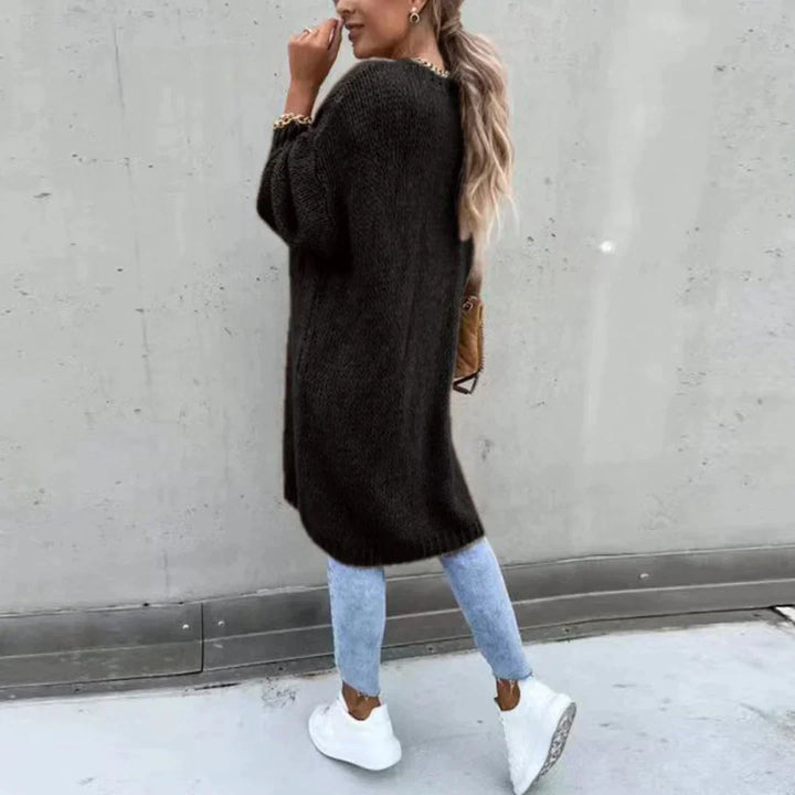 Cardigan oversize noir pour femme, style moderne et chaleur, idéal pour l'hiver.