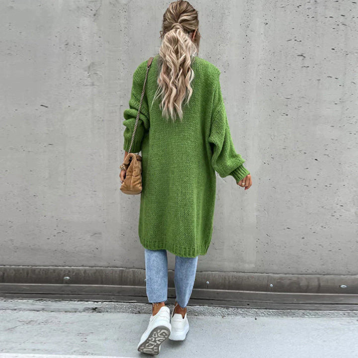 Cardigan oversize vert pour femme, confort et modernité, idéal pour superposition décontractée.