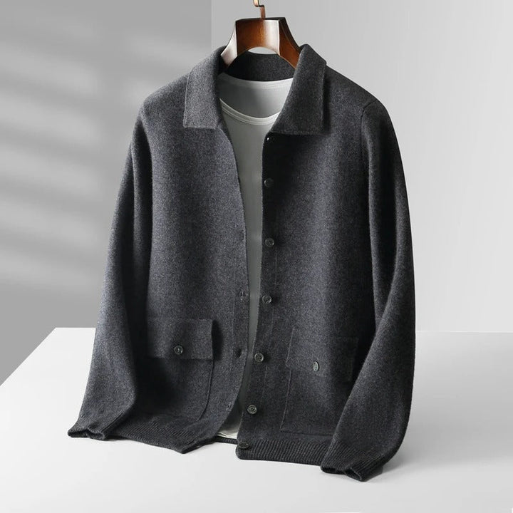 Pull homme chic à col polo zippé, style décontracté et confortable. Idéal pour un look moderne et soigné.