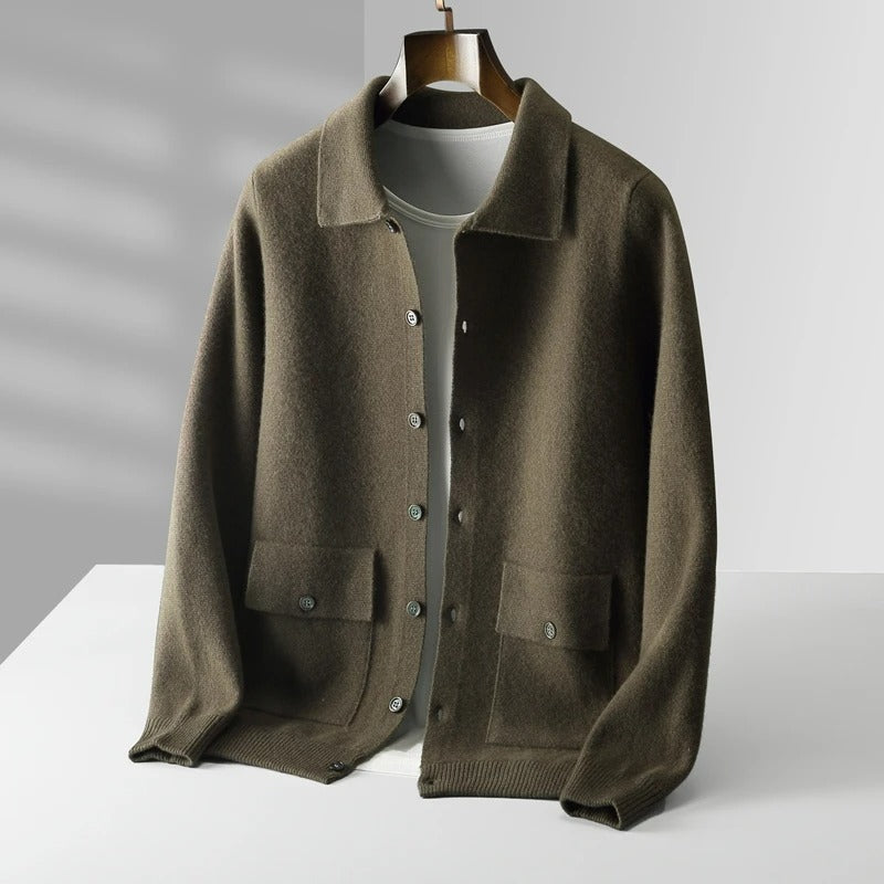 Veste homme élégante en maille, style cardigan polo zippé, pour un look polyvalent et tendance. Confortable.