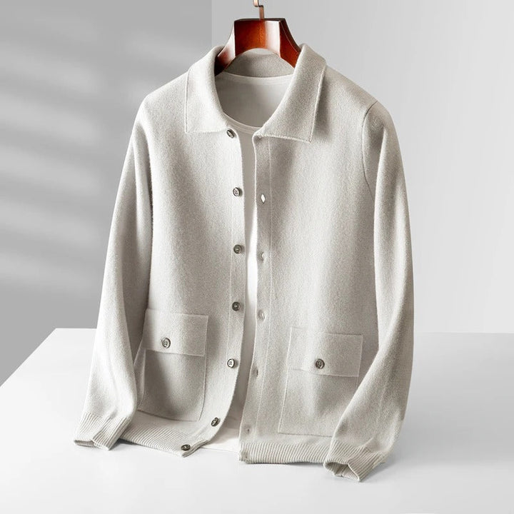 Cardigan zippé homme style polo, élégant et décontracté. Pull confortable pour une mode masculine intemporelle.