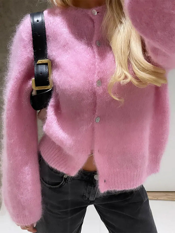 Cardigan rose cropped, maille douce et chaude.  Coupe féminine et élégante.