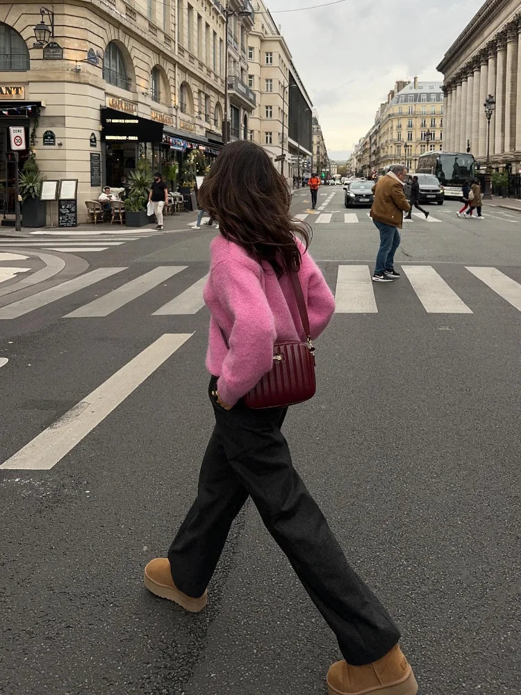 Cardigan rose cropped, maille douce et chaude.  Coupe féminine et élégante.