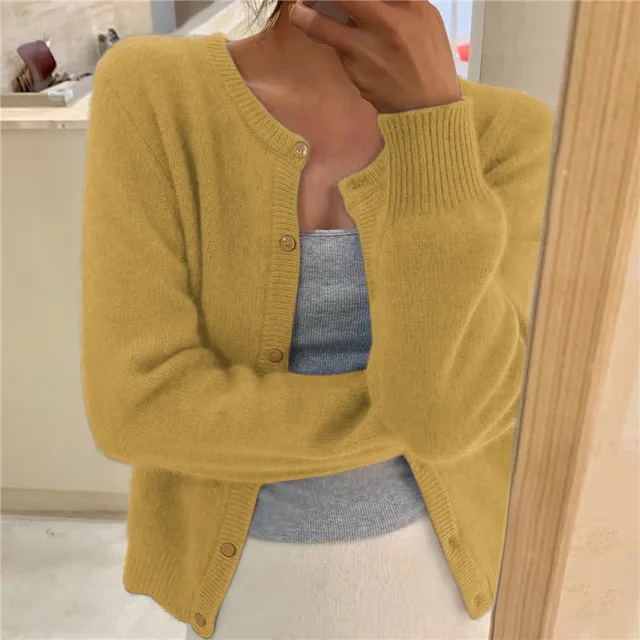 Cardigan Sydney femme porté, coupe ample et élégante, couleur intemporelle. Idéal saison froide.
