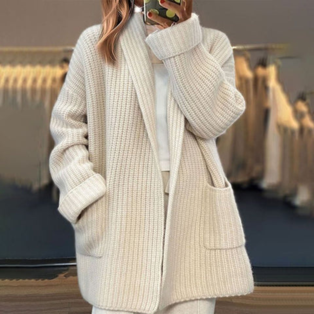 Cardigan tricoté beige pour femme, élégant et doux, avec manches longues. Parfait pour un style chic et confortable.
