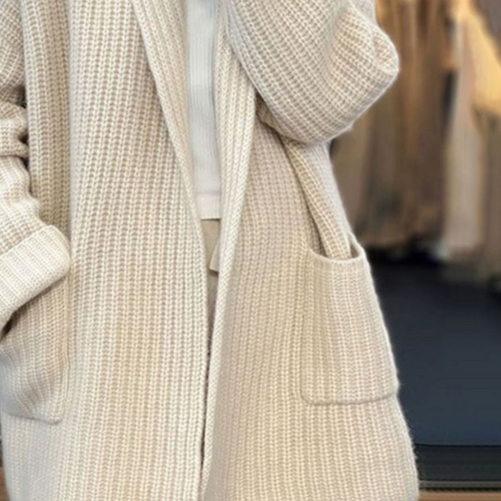 Cardigan femme tricoté beige, offrant confort et style. Idéal pour superposer ou comme pull élégant au quotidien.