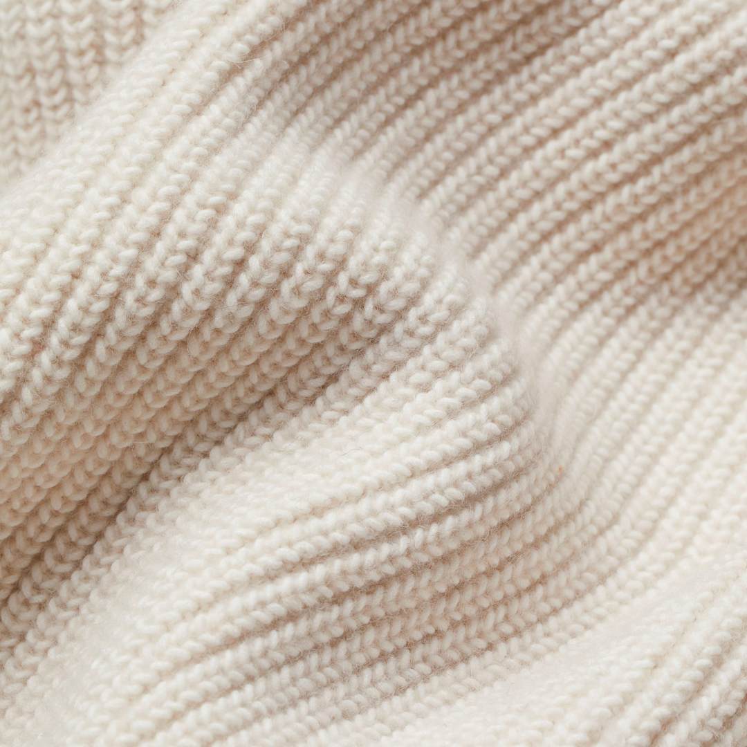 Cardigan chic à manches longues pour femme en tricot beige. Pull doux et élégant, parfait pour la saison froide et la mode.