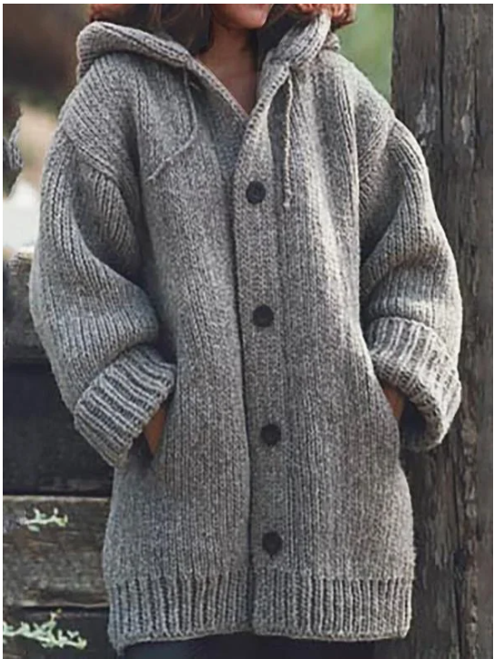 Élégant cardigan femme à capuche en tricot, parfait pour un look hivernal moderne.