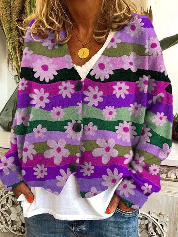 Cardigan vintage femme coloré, motifs floraux, boutons élégants, pourpre, curcuma et bleu, style chic et confortable.