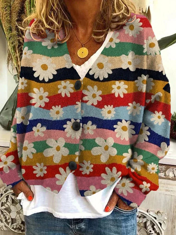 Cardigan vintage femme coloré, motifs floraux, boutons élégants, pourpre, curcuma et bleu, style chic et confortable.
