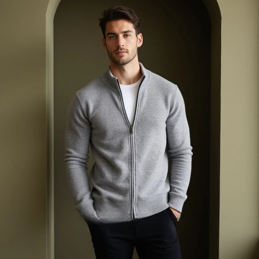 Pull zippé homme noir, parfait pour superposer, vêtement décontracté chic.