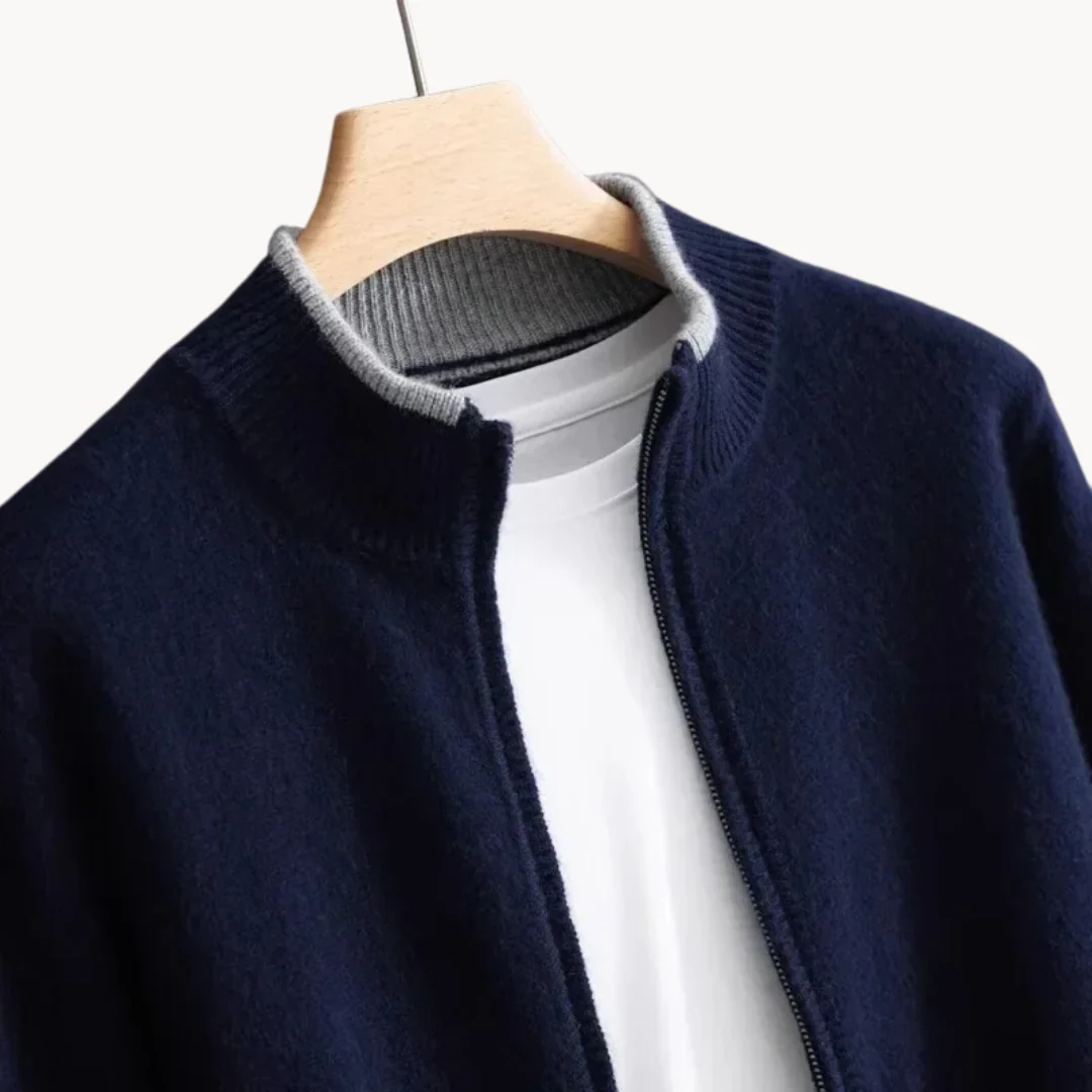 Pull zippé classique homme, bleu marine, maille confortable, mode automne hiver.