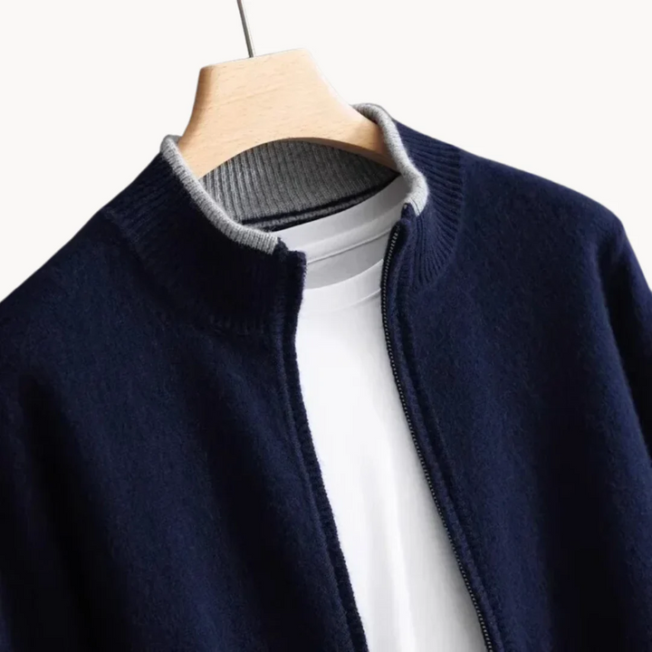 Pull zippé classique homme, bleu marine, maille confortable, mode automne hiver.