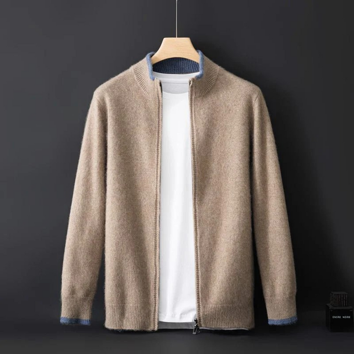 Pull zippé homme bleu marine, coupe régulière, idéal pour un look décontracté élégant.