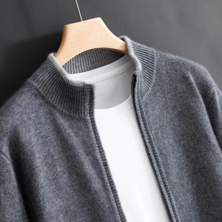 Cardigan homme confortable, fermeture éclair intégrale, parfait pour l'élégance quotidienne.