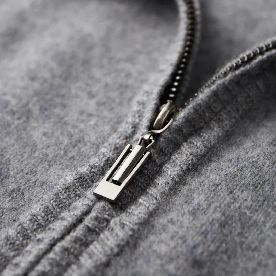 Cardigan zippé vert bouteille, coupe régulière, confortable pour toutes occasions.