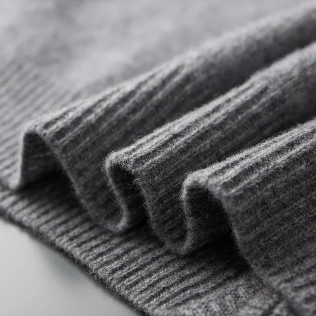 Élégant cardigan homme en maille fine, fermeture éclair, style classique et moderne.