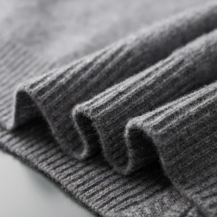 Élégant cardigan homme en maille fine, fermeture éclair, style classique et moderne.