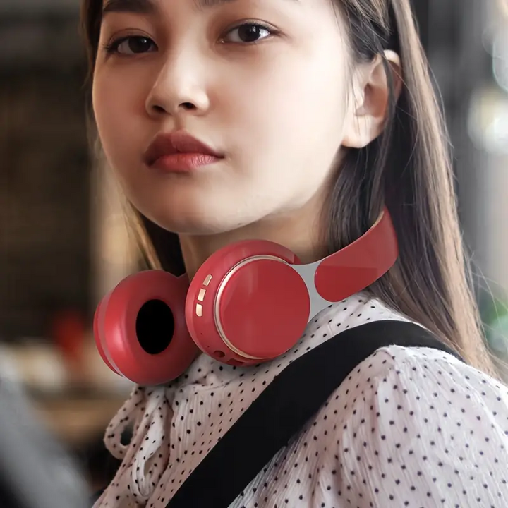 Casque audio sans fil Bluetooth pour une écoute immersive, offrant confort et portabilité.
