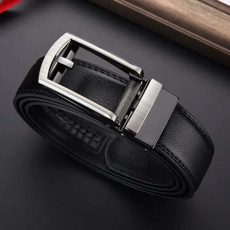Ceinture en cuir ajustable sans trou, élégante avec finitions soignées, en noir et marron pour style moderne et confort optim