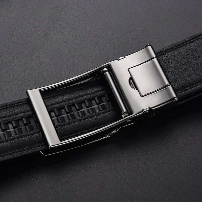 Ceinture en cuir ajustable sans trou, élégante avec finitions soignées, en noir et marron pour style moderne et confort optim