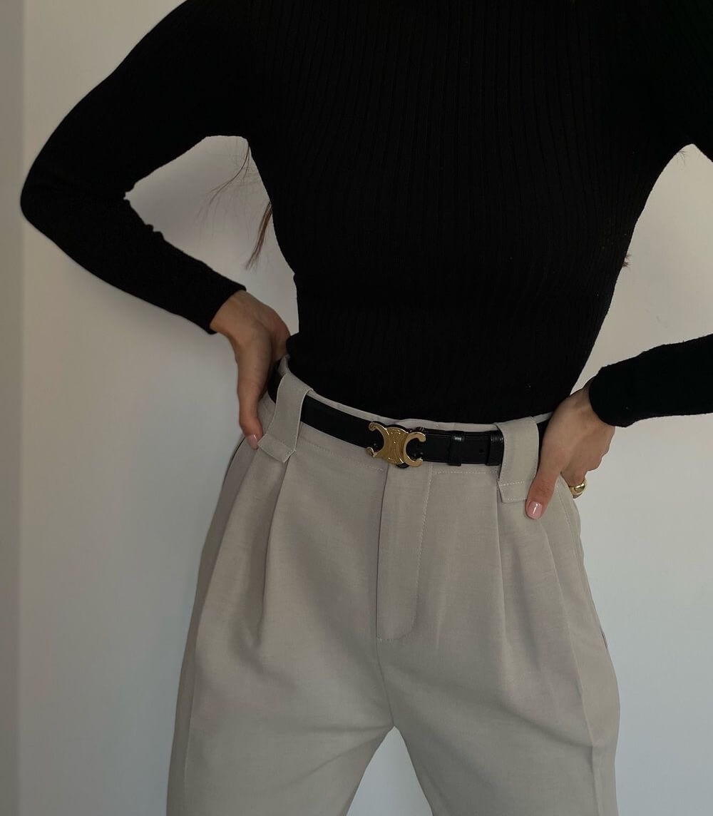Accessoire de mode femme: ceinture élégante noire à boucle dorée, parfaite pour toutes les tailles.