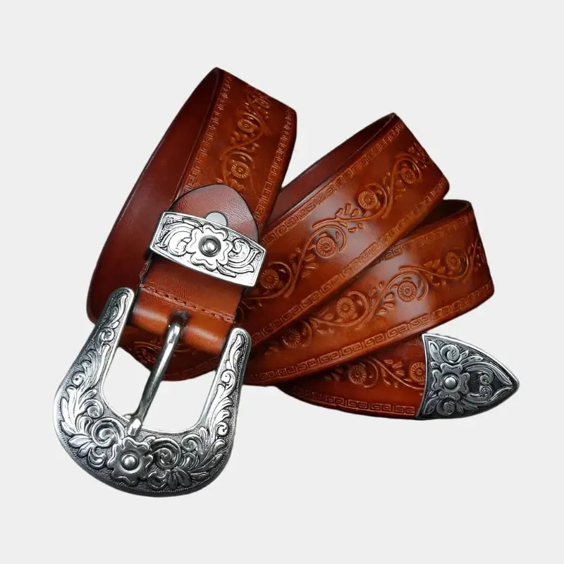 Ceinture homme cuir style western classique avec boucle gravée cowboy. Accessoire mode masculin brun.