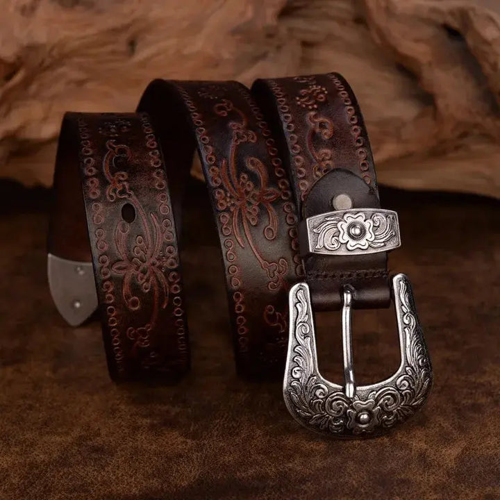 Ceinture homme cowboy en cuir brun, avec une boucle finement gravée. Un accessoire authentique pour un style western.