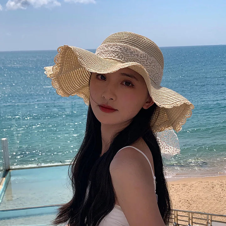 Chapeau d'été élégant pour femme avec détails en dentelle, idéal plage et protection solaire.