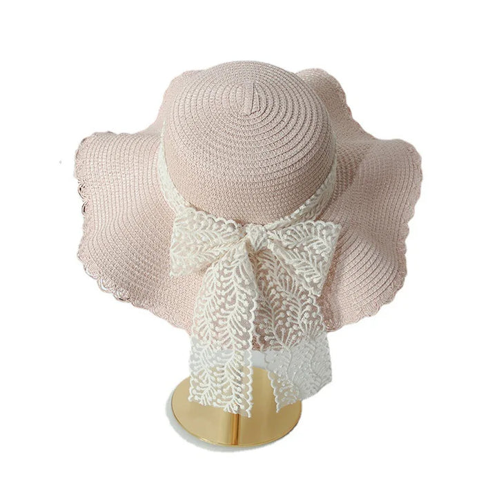 Chapeau de mode femme pour l'été, dentelle délicate, accessoire élégant pour le soleil.