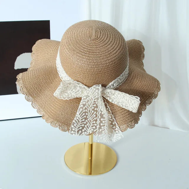 Accessoire d'été chic femme: chapeau dentelle, protège du soleil à la plage.