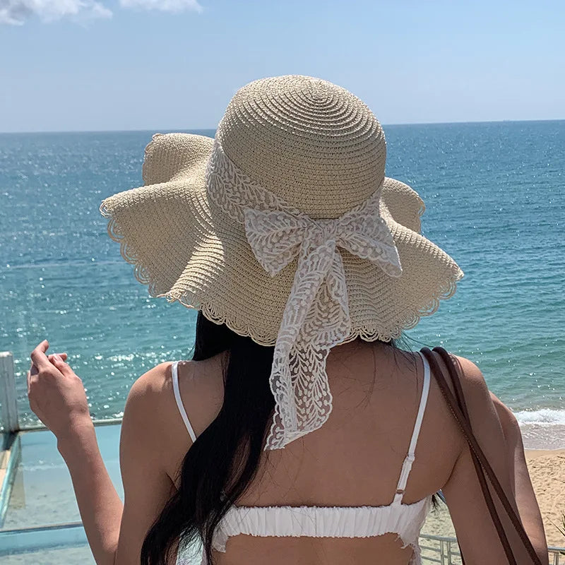 Chapeau de plage femme, style élégant avec dentelle, accessoire essentiel pour l'été.