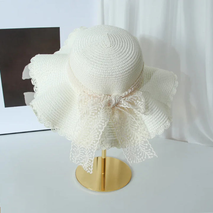 Chapeau d'été femme en dentelle, léger, chic, idéal pour les vacances et le soleil.