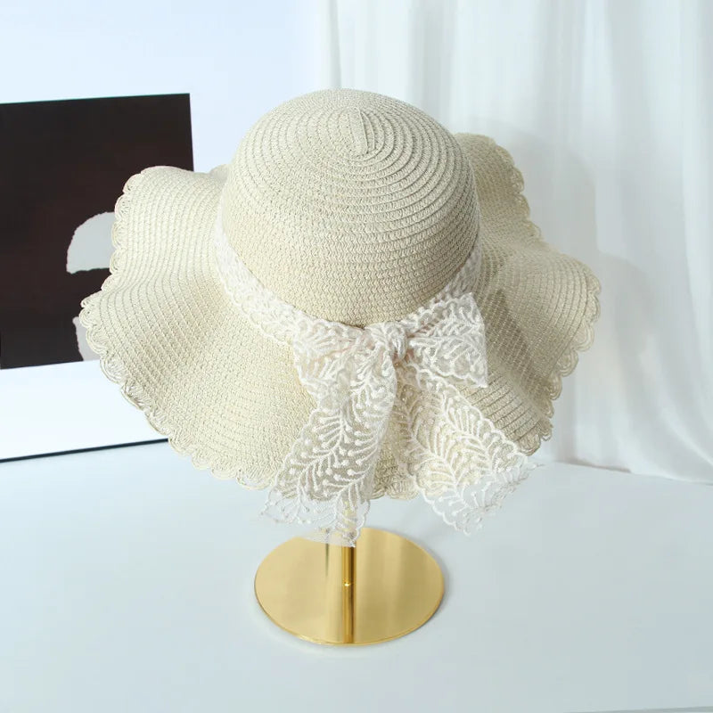 Élégant chapeau d'été femme avec bordure dentelle, parfait accessoire de mode plage.