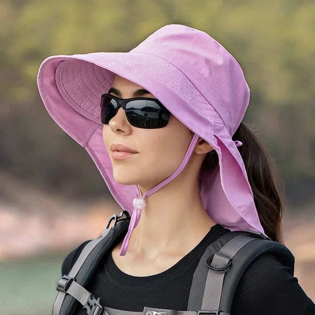 Chapeau de soleil femme moderne et fonctionnel, protection UV et cou, accessoire stylé pour l'été.