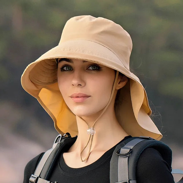 Chapeau de soleil léger femme avec large bord et protection nuque amovible, accessoire essentiel pour l'été.